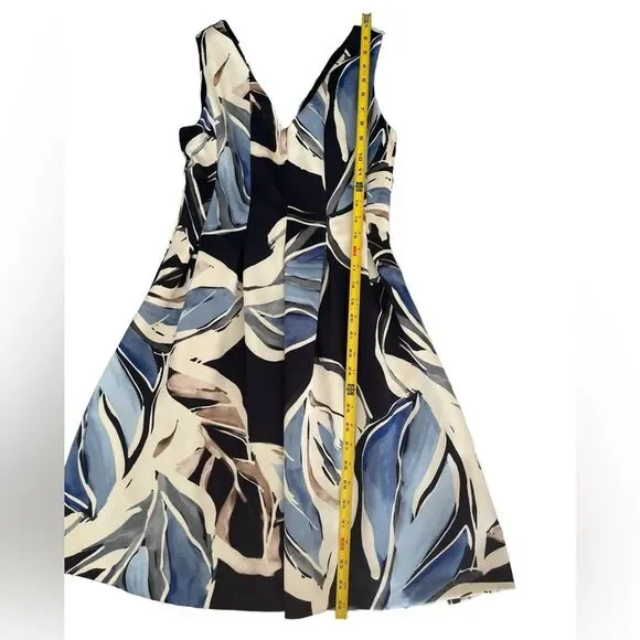 VINCE CAMUTO sleeveless floral dress. Size 6. V-neck/back. Pockets. - Picture 6 of 7